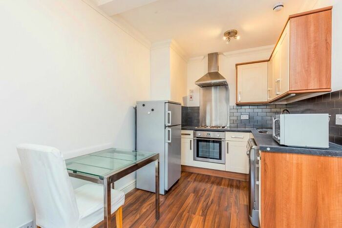 2 Bedroom Flat To Rent In Blythe Road, London, W14