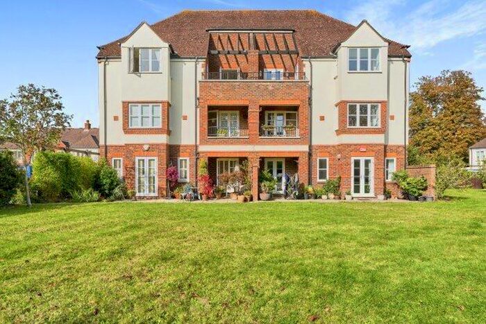 2 Bedroom Flat To Rent In St. Martins Mews, Woking, GU22