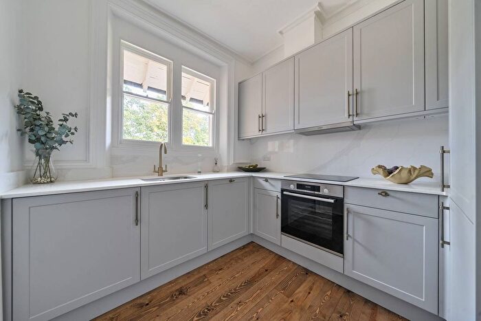 3 Bedroom Flat To Rent In Oakley Gardens, Redhill, RH1