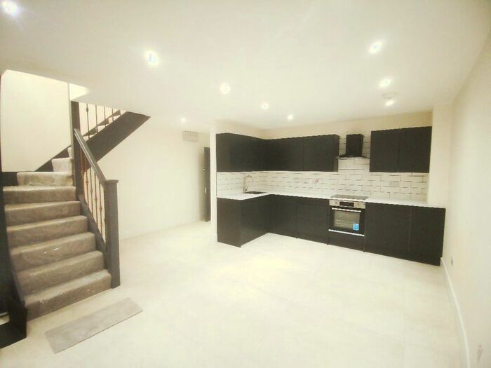 2 Bedroom Flat To Rent In Flat, - Northwold Road, London, E5