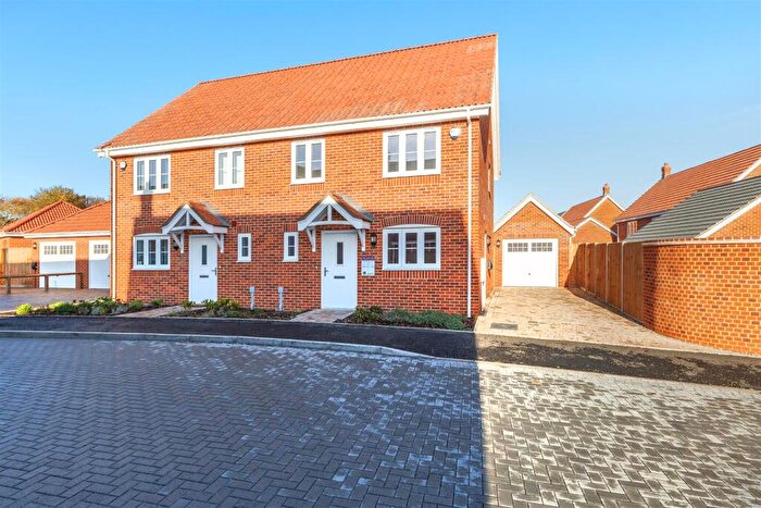 3 Bedroom Semi-Detached House For Sale In Rectory Gardens, Worlingham, NR34