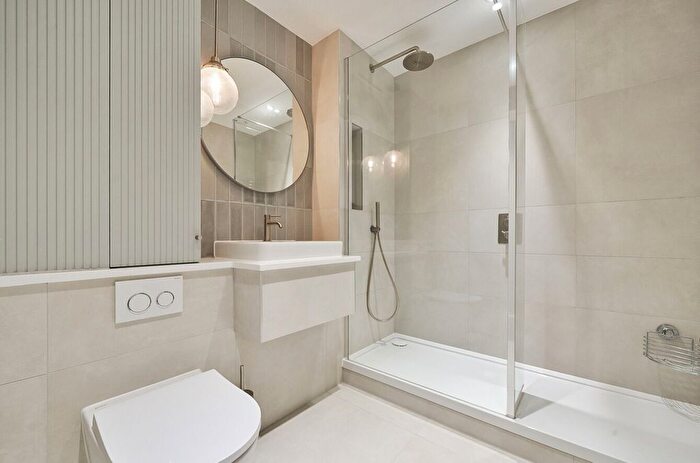 2 Bedroom Flat For Sale In Fellowes Rise, Winchester, Hampshire, SO22