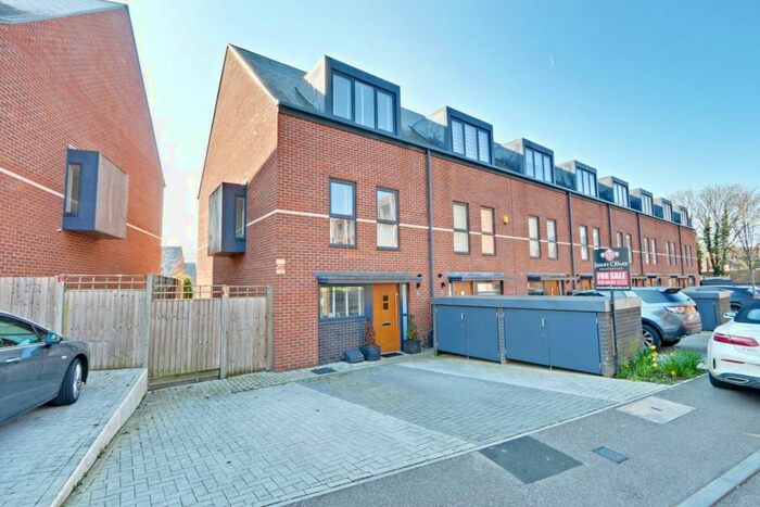 4 Bedroom End Of Terrace House To Rent In Ebony Crescent, Cockfosters, EN4