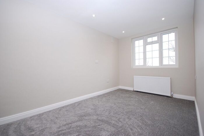 3 Bedroom Property To Rent In Streatham Common North, London, SW16