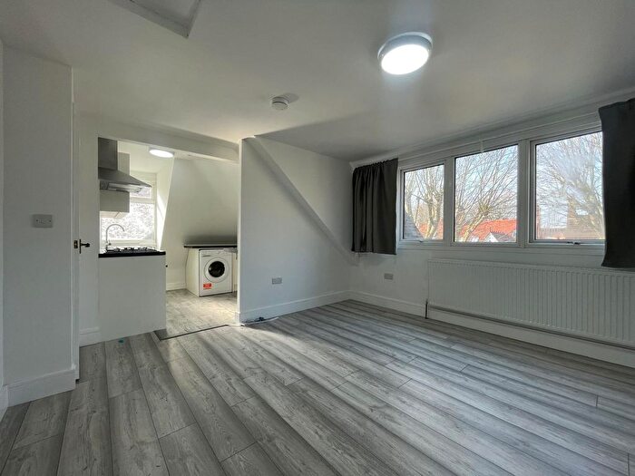 2 Bedroom Flat To Rent In West Lodge Avenue, Acton, W3
