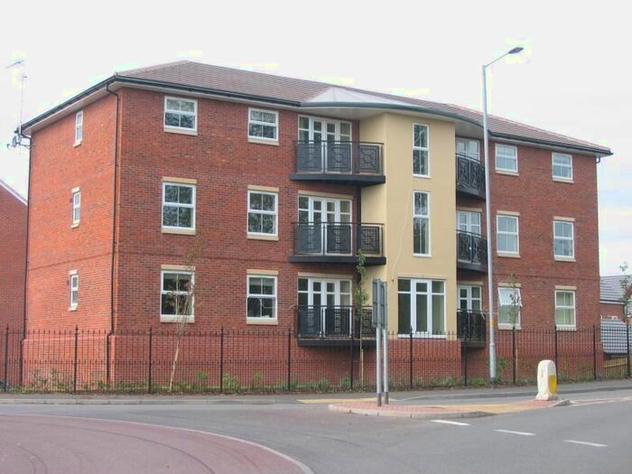 2 Bedroom Flat To Rent In Netherwich Gardens, Droitwich, Worcestershire, WR9