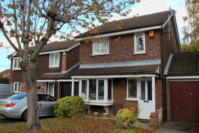 3 Bedroom Semi-Detached House To Rent In Glamis Close, Frimley, GU16