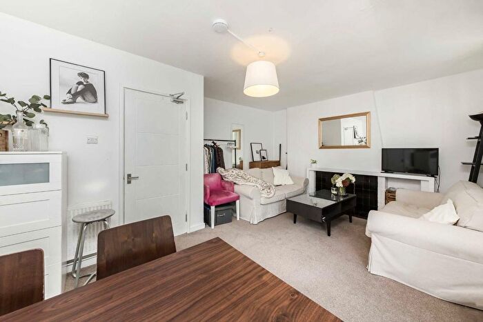 3 Bedroom Flat To Rent In Cavendish Close, Kilburn, NW6