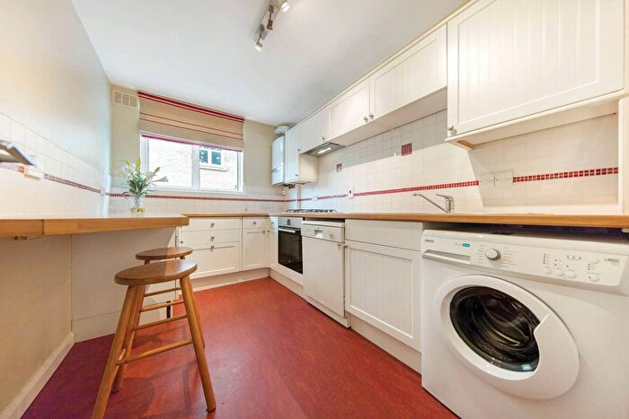 2 Bedroom Flat To Rent In Keswick Road, East Putney, London, SW15