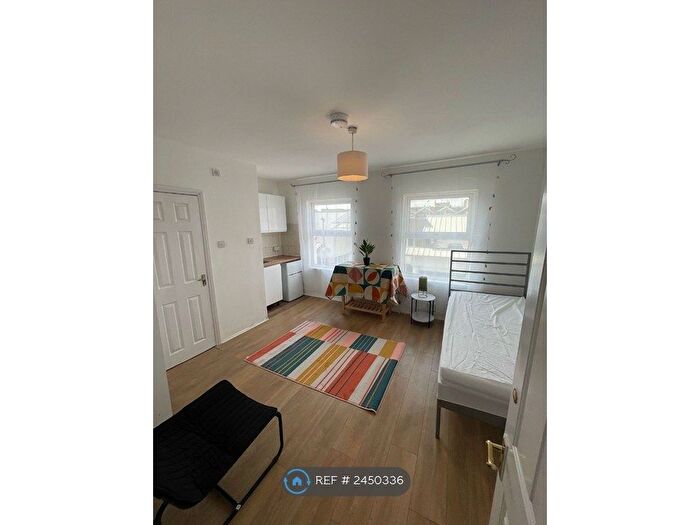 Studio To Rent In Hertslet Road, London, N7