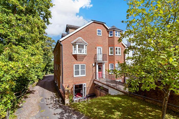 1 Bedroom Flat For Sale In Upper Bridge Road, Redhill, Surrey, RH1