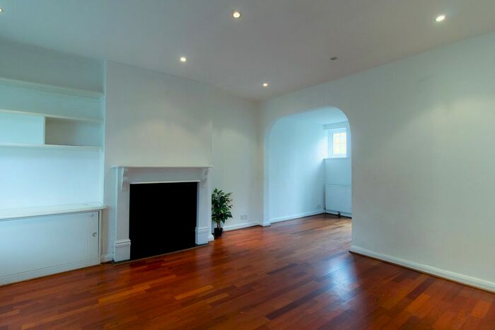 3 Bedroom Cottage To Rent In Wordsworth Walk, London, NW11