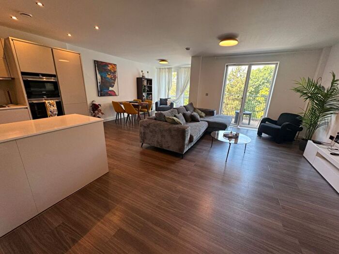 3 Bedroom Flat To Rent In Abercrombie Road, E20