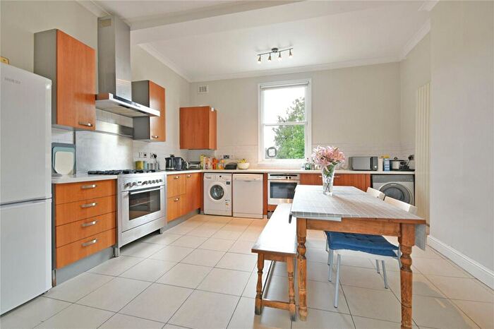 3 Bedroom Flat To Rent In Walm Lane, Mapesbury, NW2