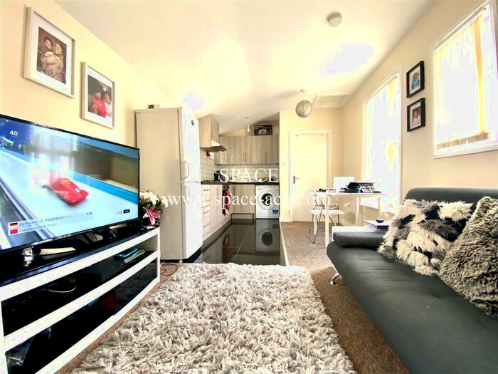 1 Bedroom Flat To Rent In Baker Street, Enfield, EN1