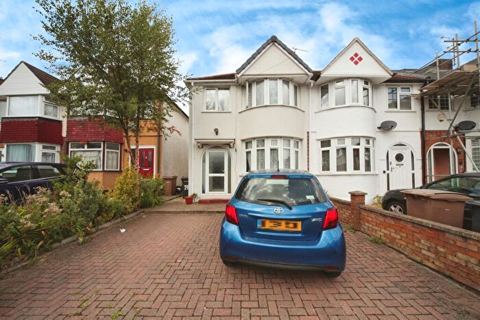3 Bedroom Semi-Detached House For Sale In Willow Way, Luton, LU3