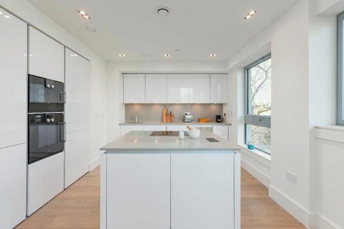 2 Bedroom Flat To Rent In Brighton Road, Purley, Surrey, CR8