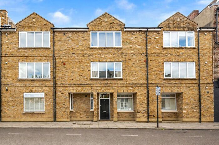 2 Bedroom Apartment For Sale In Mount Pleasant Crescent, Stroud Green, N4
