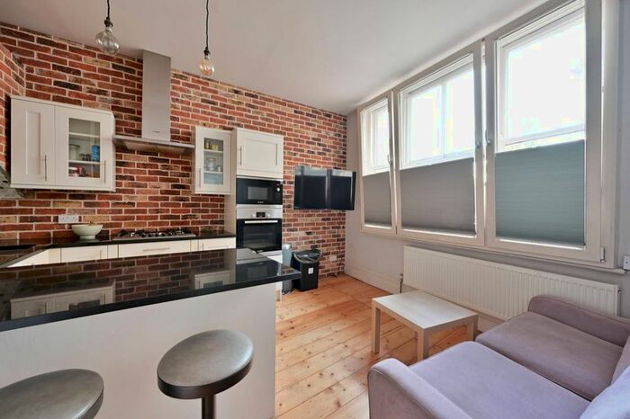 2 Bedroom Flat To Rent In Lower Richmond Road, Putney, London, SW15