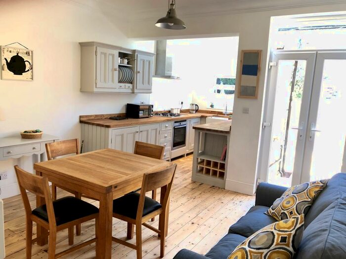 2 Bedroom House To Rent In Belgrave Road, Sale, M33