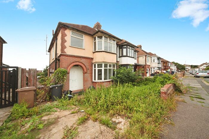 3 Bedroom Semi-Detached House For Sale In Clevedon Road, Luton, LU2
