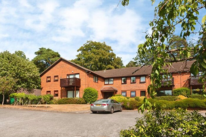 2 Bedroom Flat For Sale In Collingwood Rise, Camberley, Surrey, GU15