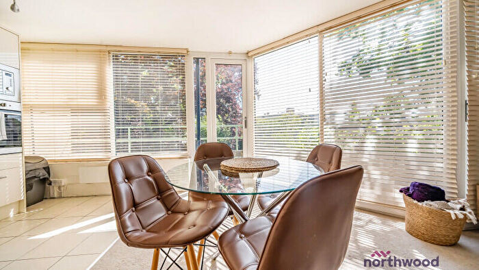 2 Bedroom Flat For Sale In Thackley End, Oxford, OX2