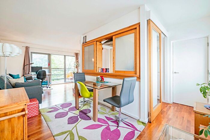 2 Bedroom Flat To Rent In Hutchings Street, London, E14