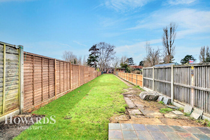 3 Bedroom Semi-Detached House For Sale In Enstone Road, Lowestoft, NR33