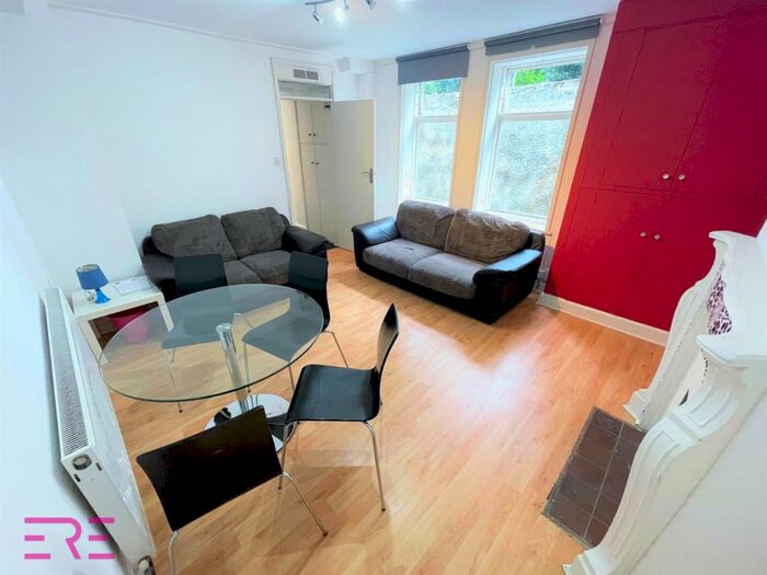 3 Bedroom Apartment To Rent In -Bedroom Apartment - Headingley, Shaw Lane, Leeds, LS6