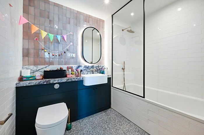 2 Bedroom Flat To Rent In The Modern, Embassy Gardens, London, SW11