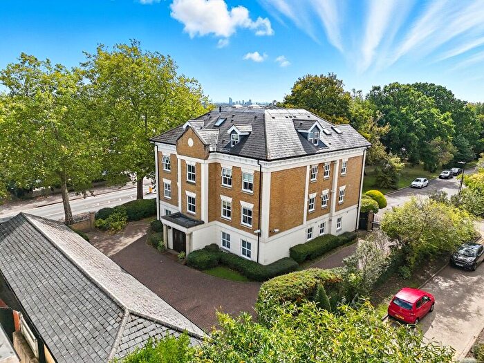 2 Bedroom Apartment For Sale In The Drive, London, E18