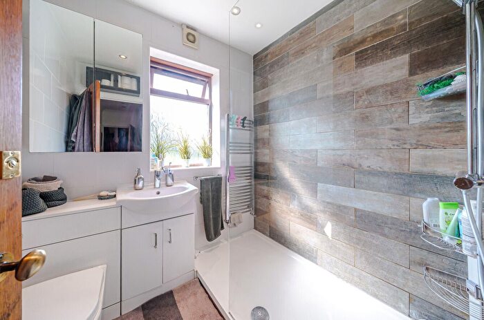 3 Bedroom End Of Terrace House For Sale In Hadley Road, Mitcham, Surrey, CR4