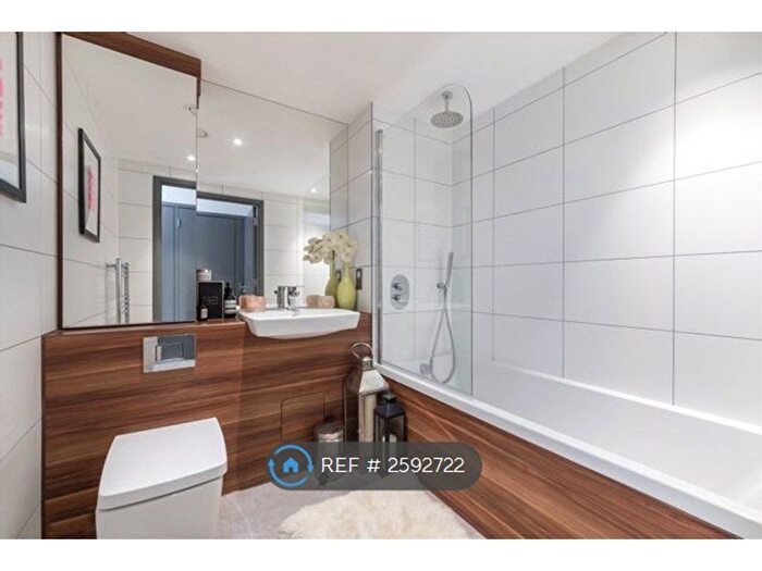 2 Bedroom Flat To Rent In Canalside Square, London, N1