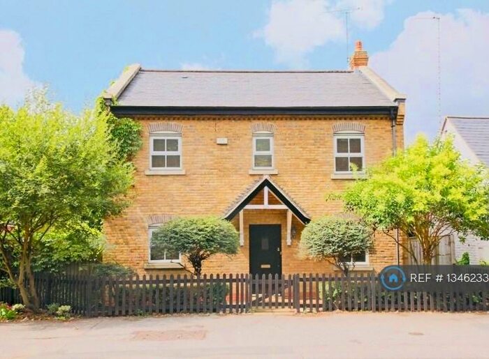 4 Bedroom Detached House To Rent In Cockfosters Road, London, EN4