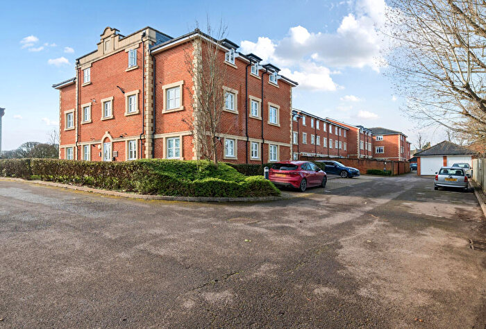 2 Bedroom Apartment For Sale In Royal Earlswood Park, Redhill, Surrey, RH1