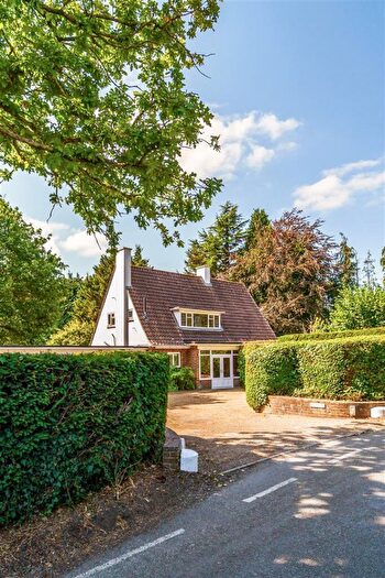 3 Bedroom Detached House For Sale In Coulsdon Lane, Chipstead, CR5