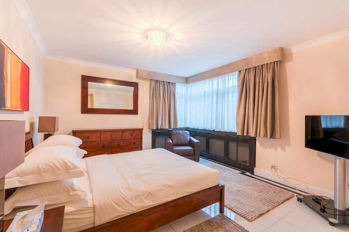 2 Bedroom Flat To Rent In Porchester Place, Hyde Park Estate, London, W2