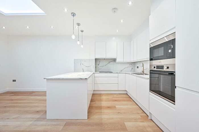 3 Bedroom Flat To Rent In Warwick Road, High Barnet, Barnet, EN5