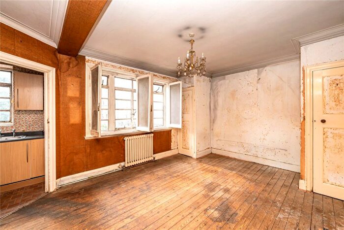 1 Bedroom Flat For Sale In Vicarage Court, Vicarage Gate, W8