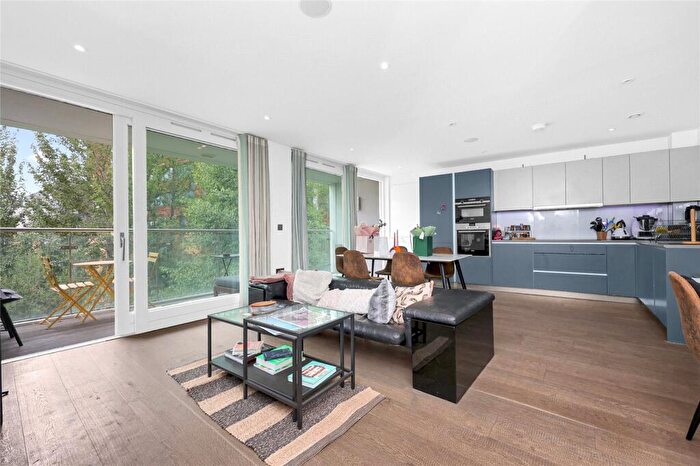 3 Bedroom Apartment To Rent In Wenlock Road, N1