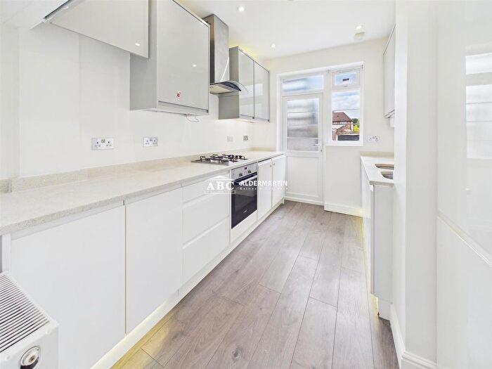 2 Bedroom Flat To Rent In Edgwarebury Lane, Edgware, HA8