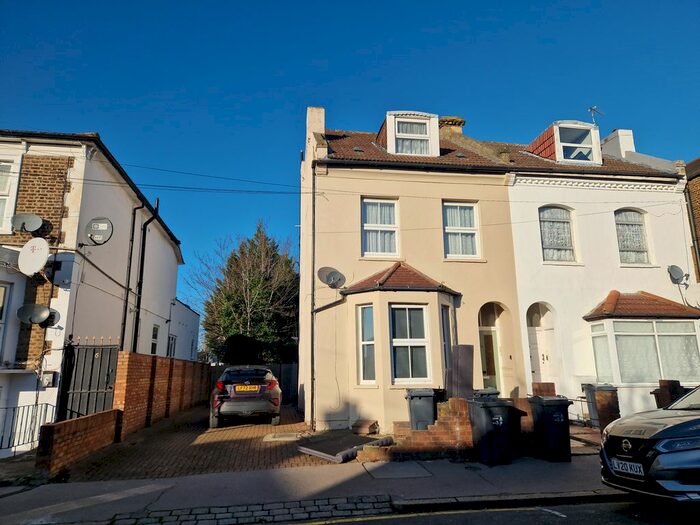 1 Bedroom Flat To Rent In Fernham Road, Thornton Heath, CR7