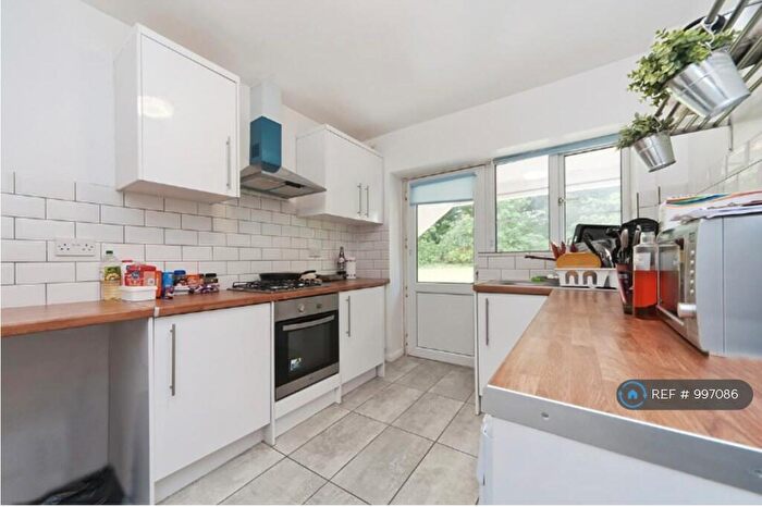 2 Bedroom Flat To Rent In Amblecote Road, Grove Park, SE12