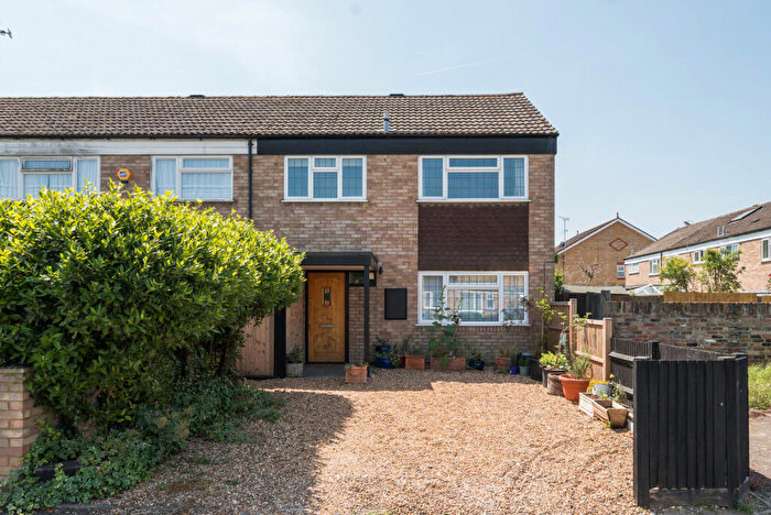 3 Bedroom End Of Terrace House For Sale In Bennett Close, Cobham, KT11
