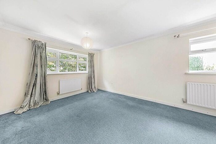 2 Bedroom Maisonette To Rent In Plough Road, Clapham Junction, London, SW11