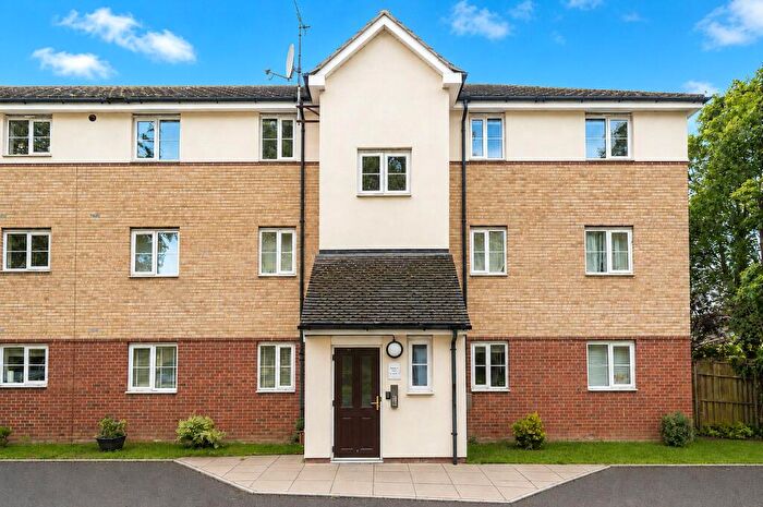 2 Bedroom Apartment For Sale In Sherriff Close, Esher, Surrey, KT10