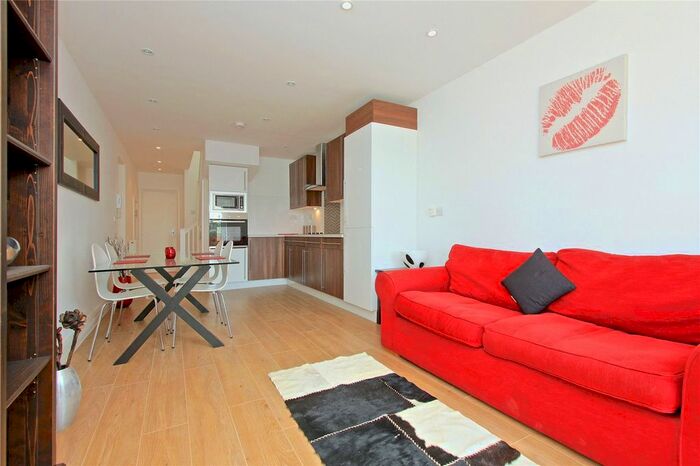 3 Bedroom Flat To Rent In Hendon Way, London, NW2