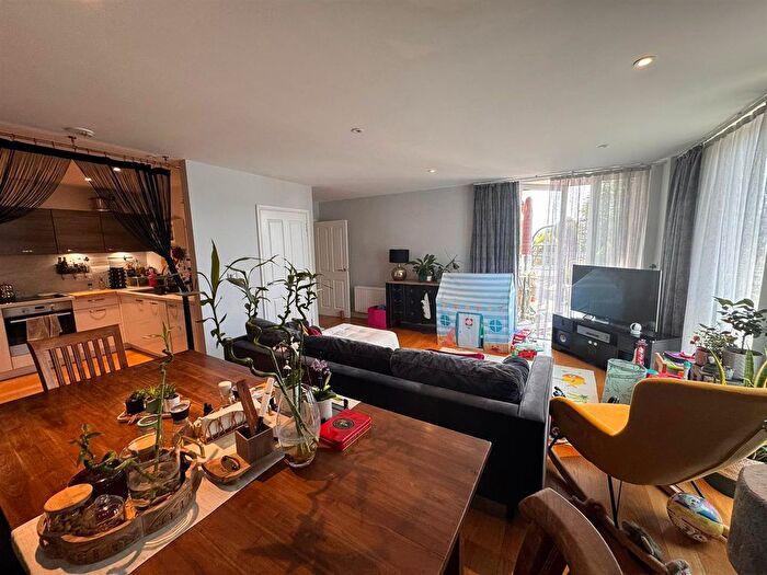 3 Bedroom Property To Rent In High Road, London, N12