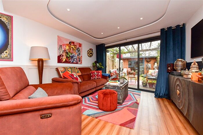 4 Bedroom End Of Terrace House For Sale In Corbet Close, Wallington, Surrey, SM6